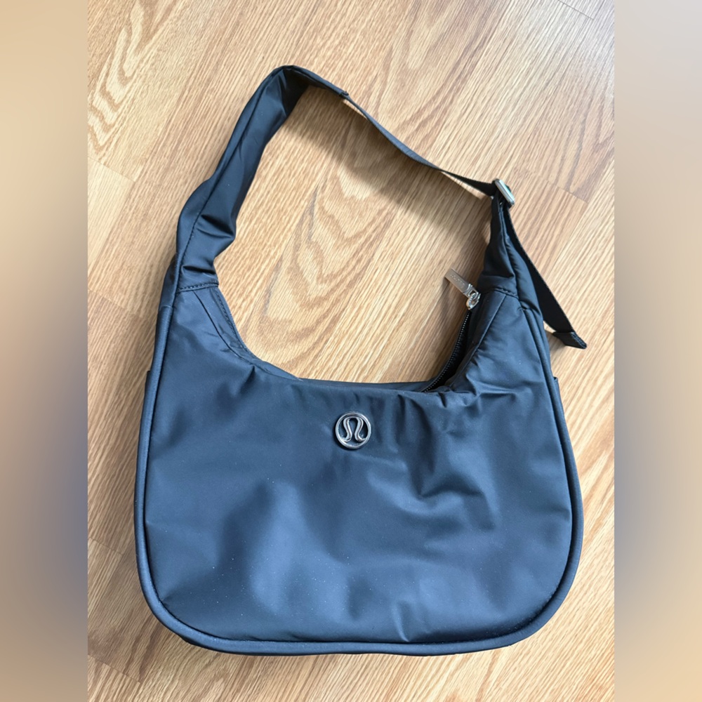 Lululemon 4L shoulder bag